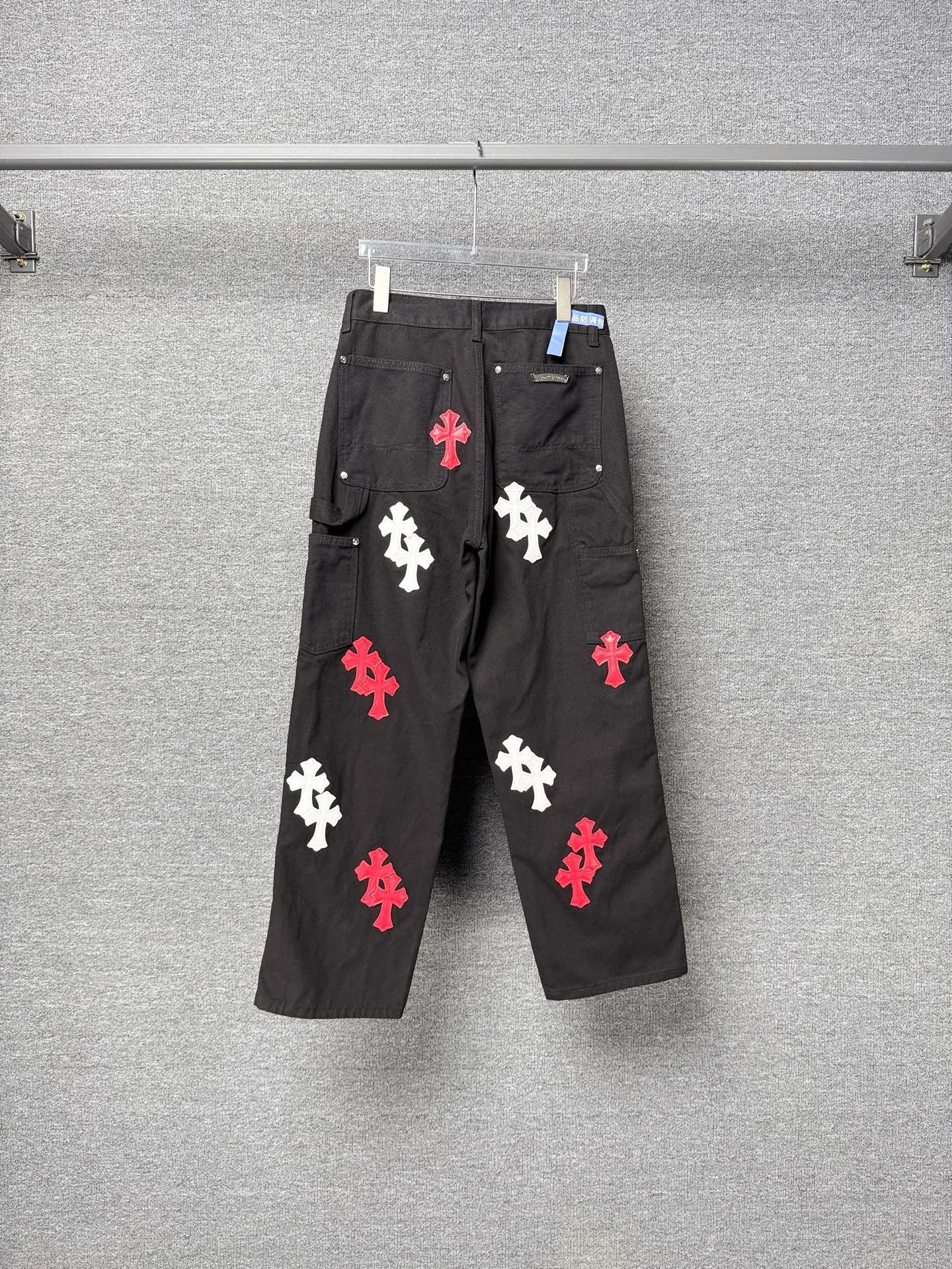 P280 💰 (Top version) Chrome Hearts Black Logging Pants Red Leather and White Leather Elements Washed Jeans Authentically Restore the Ultimate Vintage Texture Three-dimensional Style Loose and Comfortable Not Picky on the Body Makes You Tall and Slim Large Factory Seiko Original Quality Control Same Style for Men and Women Can Be Matched for Couples Versatile Recommendation Necessary Jeans for All Seasons Fashionistas Have Been Disappointed From the quality selection of fabrics, the tailoring of details, and the matching of patterns are impeccable! The upper body is so handsome when worn...it can be easily worn by men, women and children! The craftsmanship is made of heavy-duty washed pure cotton denim fabric. After washing, it is soft and thick. It is very stylish when worn on the body. Color: black Size: 28-30-32-34-36 (corresponding to S-M-L-XL-XXL)